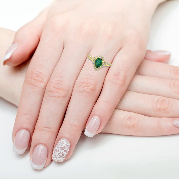 0.9ct Emerald Ring with 0.43tct Diamonds set in 14K Yellow Gold