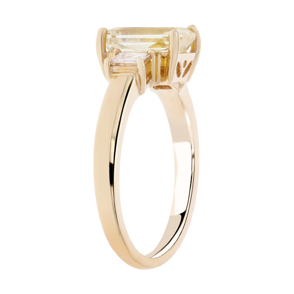 2.81ct Sapphire Ring With 0.22tct Diamonds Set In 14kt Yellow Gold